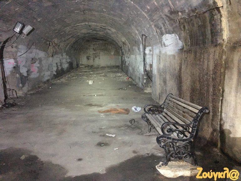 Κάποιος τοποθέτησε εντός των στοών ένα... παγκάκι