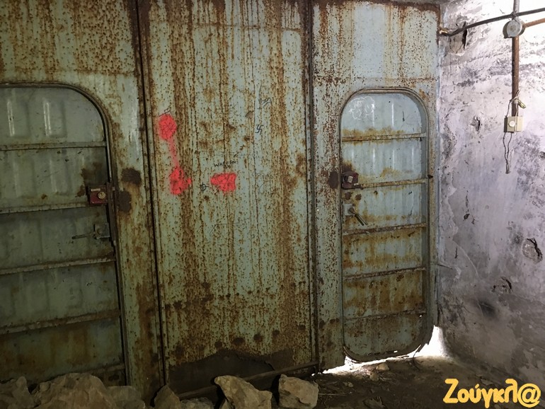 Υπάρχουν και θύρες που οδηγούν στο καταφύγιο, οι οποίες είναι μόνιμα κλειδωμένες