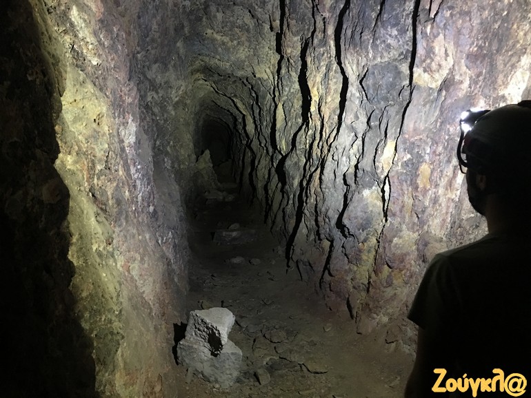 Ο Παναγιώτης Δευτεραίος μας ξεναγεί στις στοές του καταφύγιου