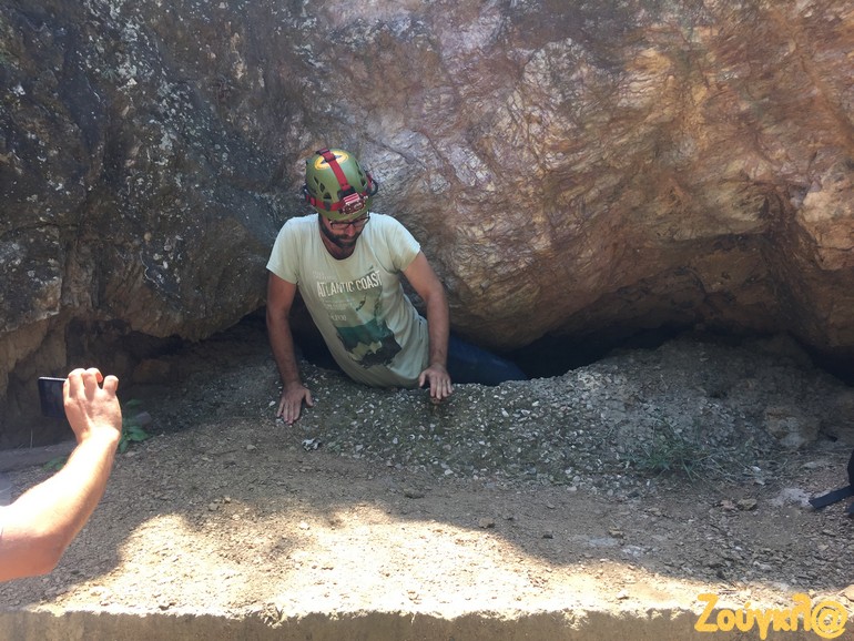 Η πρόσβαση είναι επικίνδυνη και δεν συνιστάται για ανθρώπους που πάσχουν από κλειστοφοβία και δεν διαθέτουν τον κατάλληλο εξοπλισμό