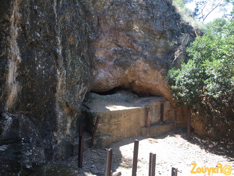 Η είσοδος του καταφυγίου στον λόφο του Αρδηττού