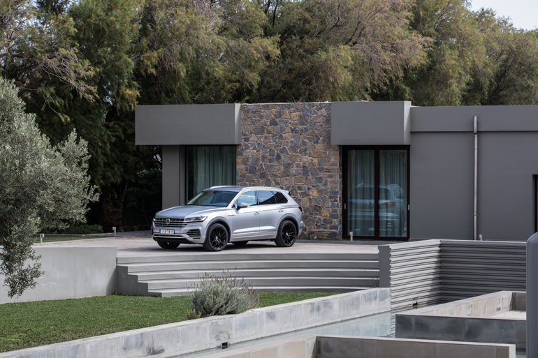 To νέο VW Touareg φωτογραφημένο σε μία οικία που παλαιότερα ανήκε στον Αριστοτέλη Ωνάση… 