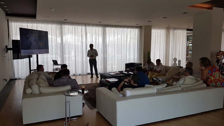 O εμπορικός διευθυντής της VW Θανάσης Κονιστής μιλά στους δημοσιογράφουςε για το νέο Touareg 