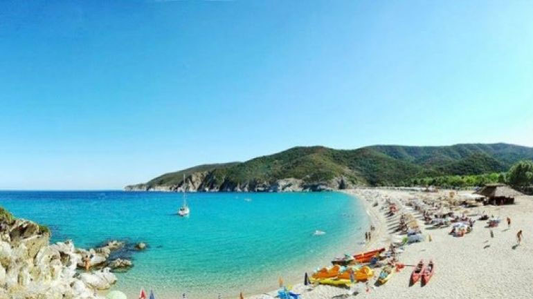 Δύο συλλήψεις για παράνομο κάμπινγκ στη Σιθωνία