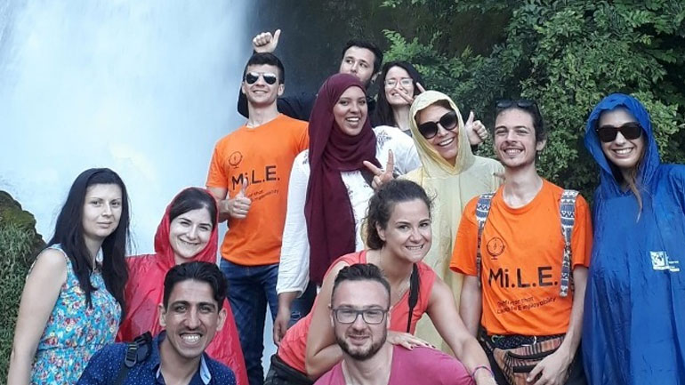 Ένας «καθρέφτης» για τους νέους που εργάζονται με άνεργους, παραβατικούς, πρόσφυγες