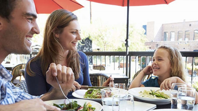 Έξοδος για φαγητό με τα παιδιά