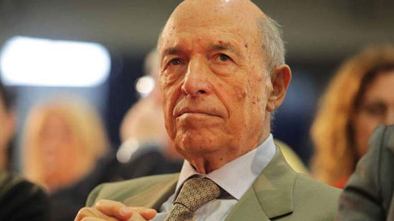 Ο Κώστας Σημίτης αποχαιρετά τον Σταύρο Τσακυράκη