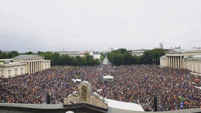 Γερμανία: Τουλάχιστον 50.000 διαδηλωτές στο Μόναχο κατά των Βαυαρών συμμάχων της Μέρκελ στο μεταναστευτικό