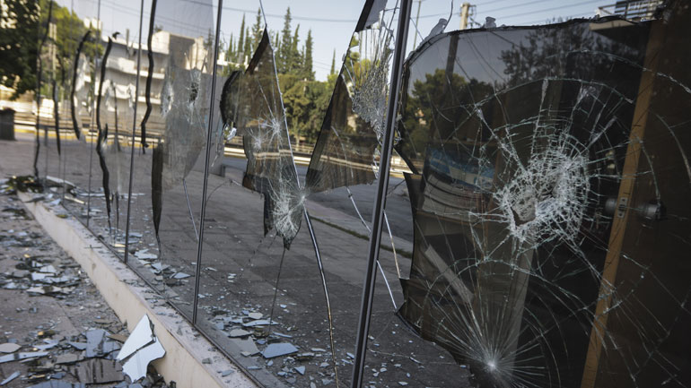 Επίθεση μελών του Ρουβίκωνα στη ΔΟΥ Ψυχικού Επίθεση μελών του Ρουβίκωνα στη ΔΟΥ Ψυχικού