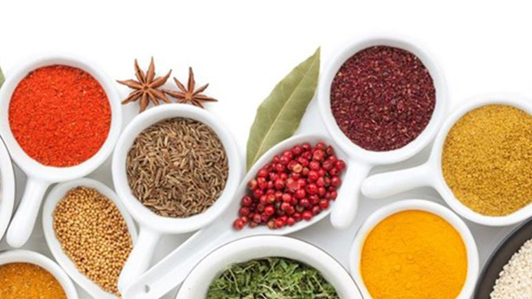 Επτά καρυκεύματα και ένα βότανο που συμβάλλουν στην απώλεια βάρους