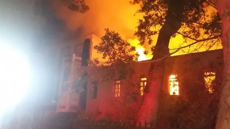 Στις φλόγες τυλίχτηκε το Πολεμικό Μουσείο των Χανίων