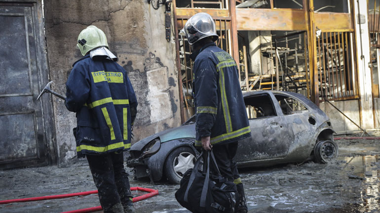 Υπό μερικό έλεγχο η πυρκαγιά σε βιοτεχνία κεριών στο Μεταξουργείο