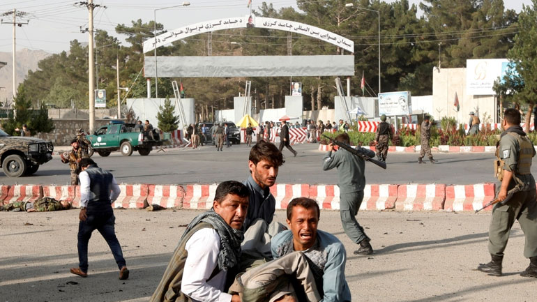 Αφγανιστάν: Τουλάχιστον 14 νεκροί και 60 τραυματίες σε επίθεση βομβιστή-καμικάζι στο αεροδρόμιο της Καμπούλ