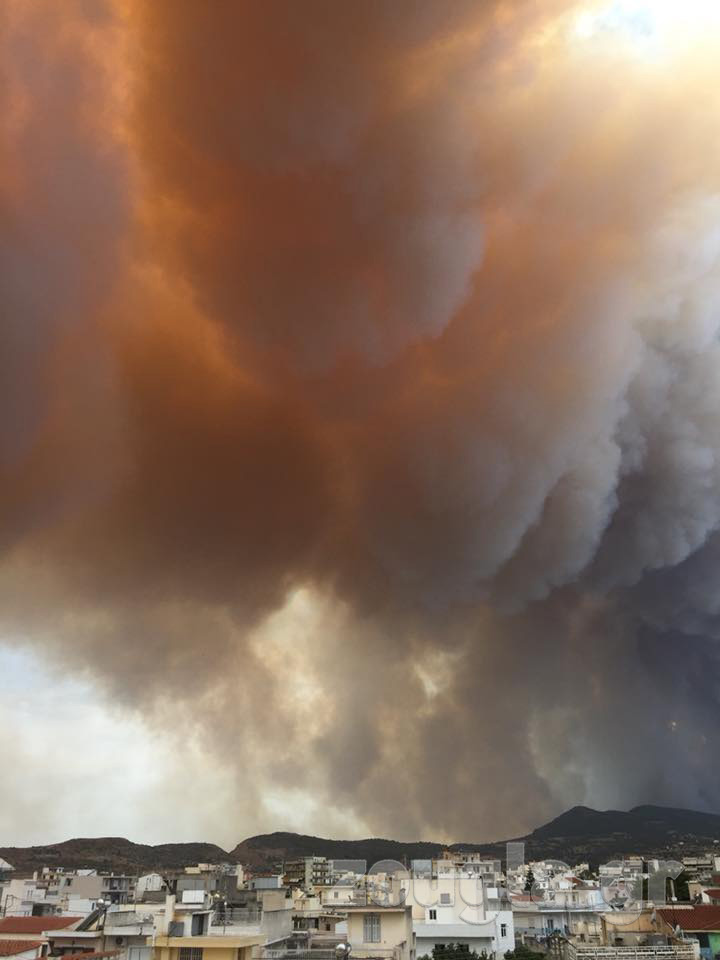Η πυρκαγιά όπως φαίνεται από τα Μέγαρα