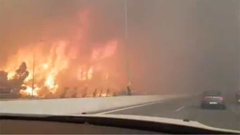 Συγκλονιστικό βίντεο: Στις φλόγες η εθνική οδός Συγκλονιστικό βίντεο: Στις φλόγες η εθνική οδός