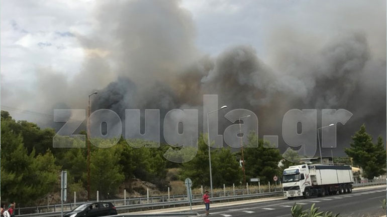 Πυρκαγιά στην Κινέτα: Διεκόπη η κυκλοφορία του προαστιακού σιδηροδρόμου