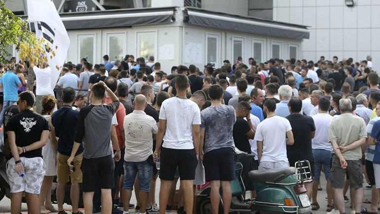 ΠΑΟΚ: Οι… βρεγμένοι αποζημιώθηκαν με δώρο μια φανέλα