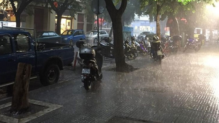 Θεσσαλονίκη: Προβλήματα στην κυκλοφορία λόγω καταρρακτώδους βροχής