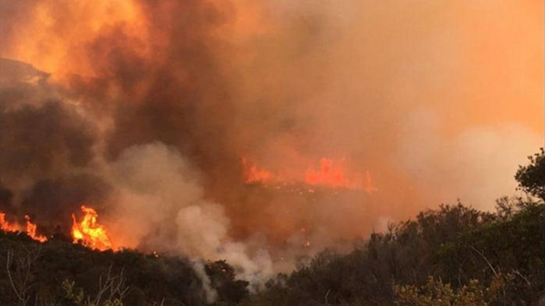 Κόρινθος: Σε εξέλιξη η φωτιά στις περιοχές Ζεμενό και Θροφάρι