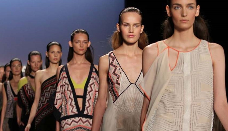 Wet look: H μεγαλύτερη τάση για το εφετινό καλοκαίρι