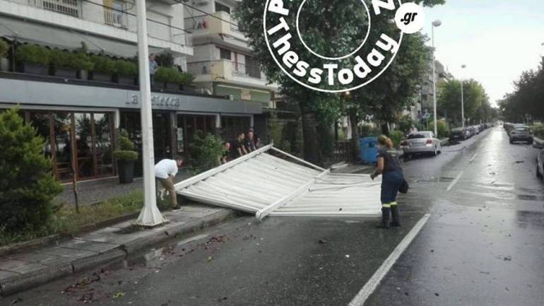 Θεσσαλονίκη: Ξηλώθηκε η σκεπή από γνωστό καφέ – μπαρ λόγω του δυνατού αέρα