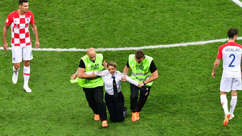 Ρωσία: Νόμιμη η σύλληψη των Pussy Riot που εισέβαλαν στον τελικό του Μουντιάλ