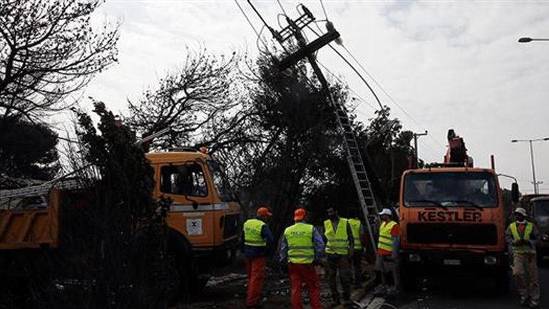 Σταδιακή αποκατάσταση της ηλεκτροδότησης σε περιοχές που έχουν πληγεί από τις πυρκαγιές