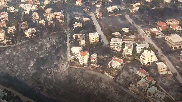 Συγκλονιστικές εναέριες εικόνες από τις πυρκαγιές στην Αττική