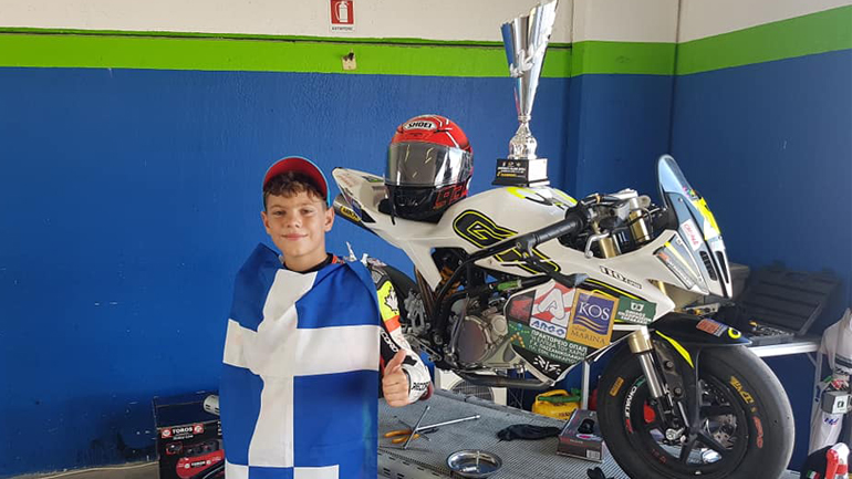 O Σπύρος Μάριος Φουρθιώτης στο βάθρο του CIV Junior στην Ιταλία