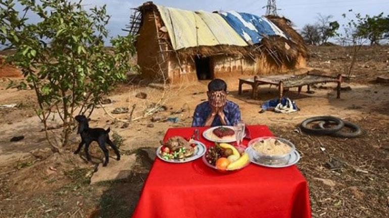 Ινδία: Αντιδράσεις για τις φωτογραφίες που δείχνουν φτωχούς χωρικούς να ποζάρουν μπροστά από τραπέζια γεμάτα φαγητό