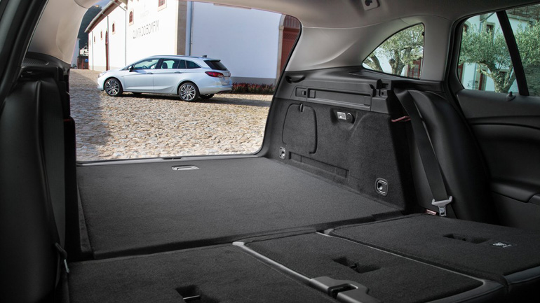 Με το Opel Astra Sport Tourer τα ταξίδια γίνονται απόλαυση Με το Opel Astra Sport Tourer τα ταξίδια γίνονται απόλαυση
