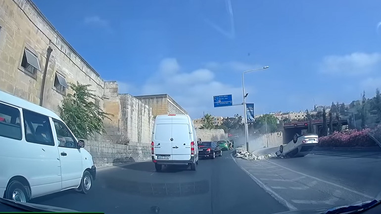 Πήγε να κάνει τον έξυπνο αλλά κατέληξε στον τοίχο! Πήγε να κάνει τον έξυπνο αλλά κατέληξε στον τοίχο!