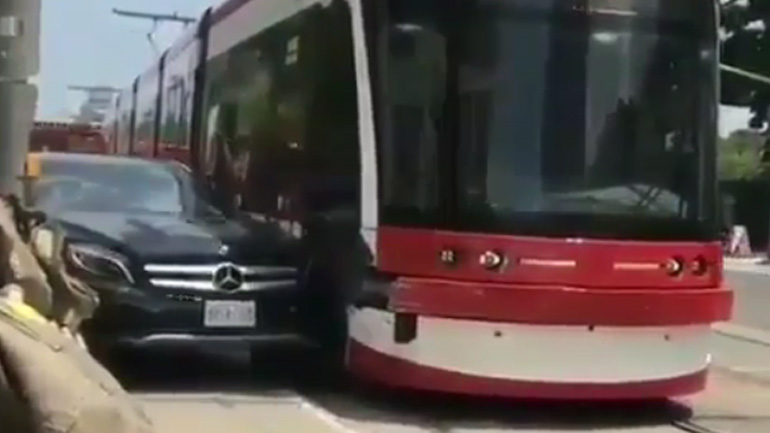 Τραμ διαλύει SUV της Mercedes! Τραμ διαλύει SUV της Mercedes!