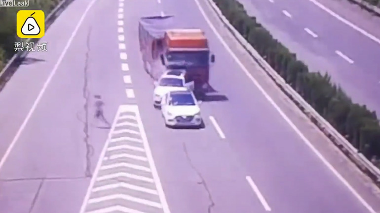 Φορτηγό παρασύρει δύο οχήματα στη μέση της εθνικής οδού