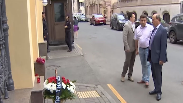 Λουλούδια για τα θύματα των πυρκαγιών έξω από την Πρεσβεία της Ελλάδας στη Μόσχα