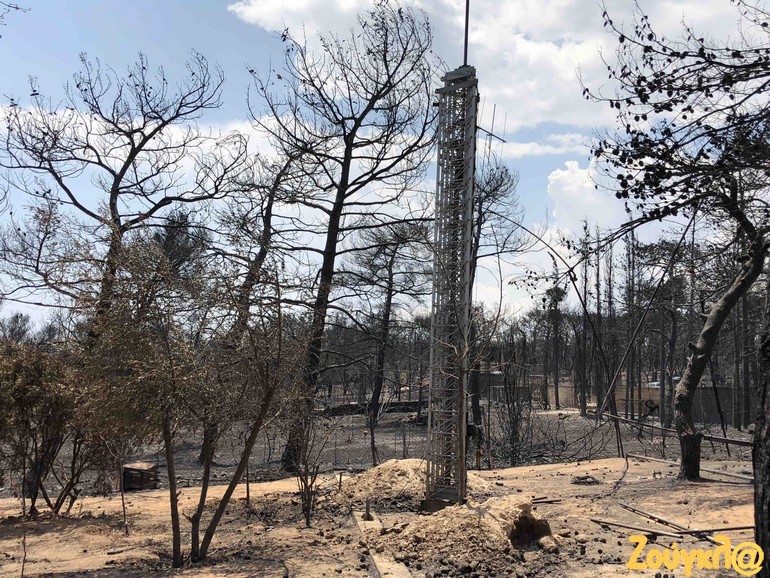 Ο πύργος και η κατευθυνόμενη κεραία ραδιοερασιτέχνη στο έδαφος