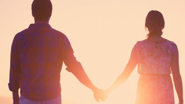 Καλοκαιρινοί έρωτες: Σχέσεις ζωής ή περιπέτειες με ημερομηνία λήξης;