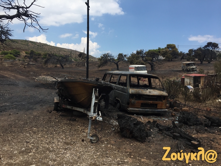 Το πρώτο όχημα που κάηκε μετά το ξέσπασμα της πυρκαγιάς