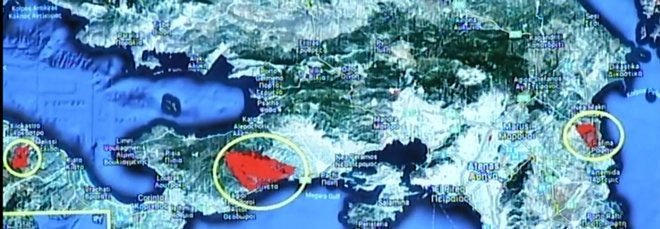 Η δορυφορική εικόνα με τις τρεις εστίες που προβλήθηκε στη συνέντευξη για τις φωτιές