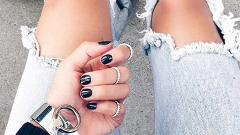 Πείτε ναι στο black manicure και το καλοκαίρι!