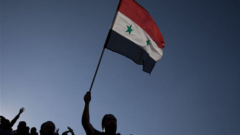 Υψίπεδα Γκολάν: Η συριακή σημαία υψώθηκε στην Κουνέιτρα