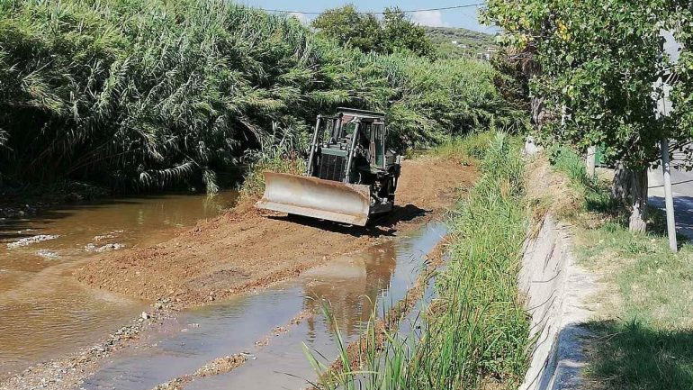 Αντιπλημμυρικά έργα προστασίας από τις Ένοπλες Δυνάμεις σε Ραφήνα και Μαραθώνα