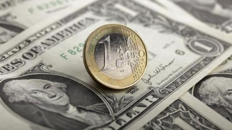Το ευρώ υποχωρεί 0,05%, στα 1,1634 δολάρια