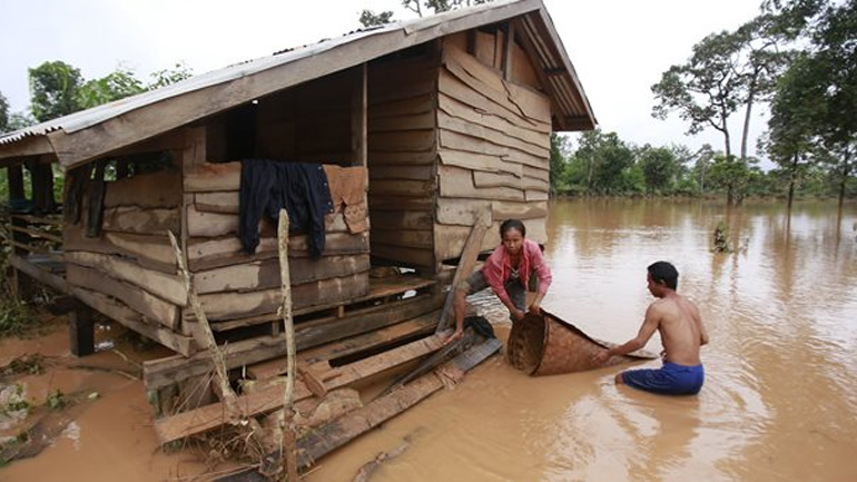 Λάος: Διασώστες απεγκλωβίζουν μωρό από πλημμυρισμένη καλύβα