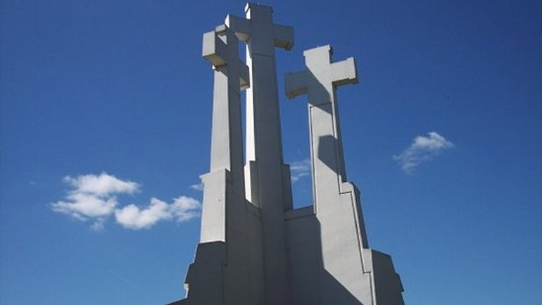 Λιθουανία: Στα χρώματα της γαλανόλευκης οι Τρεις Σταυροί στο Βίλνιους για τις φονικές πυρκαγιές