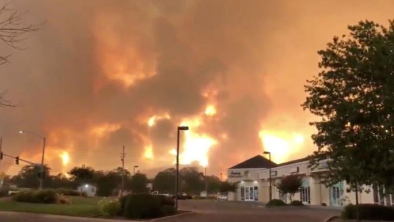 Ένας νεκρός στις δασικές πυρκαγιές που μαίνονται σε πολλά μέτωπα στην Καλιφόρνια