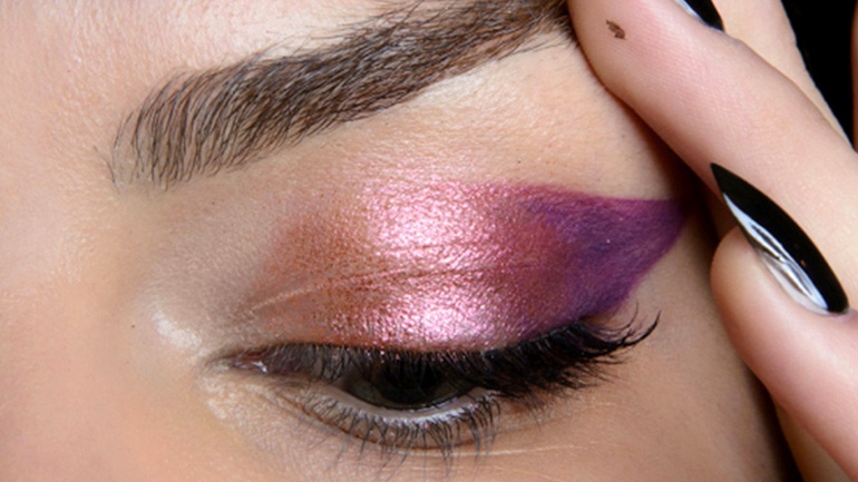 Οι χρωματιστές σκιές είναι το κορυφαίο trend αυτό το καλοκαίρι στο μακιγιάζ!