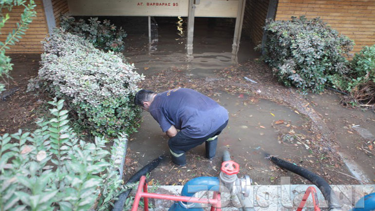 Πλημμύρισε πολυκατοικία στο Χαλάνδρι λόγω της έντονης βροχόπτωσης