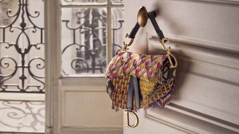 Η αγαπημένη Saddle bag του Dior επιστρέφει μετά από 18 χρόνια!