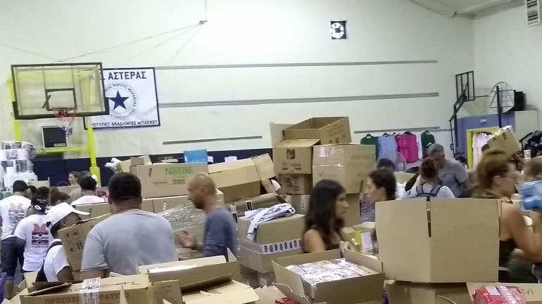 Οι κοινότητες των μεταναστών προσφέρουν εθελοντική εργασία στις περιοχές που επλήγησαν από τις πυρκαγιές